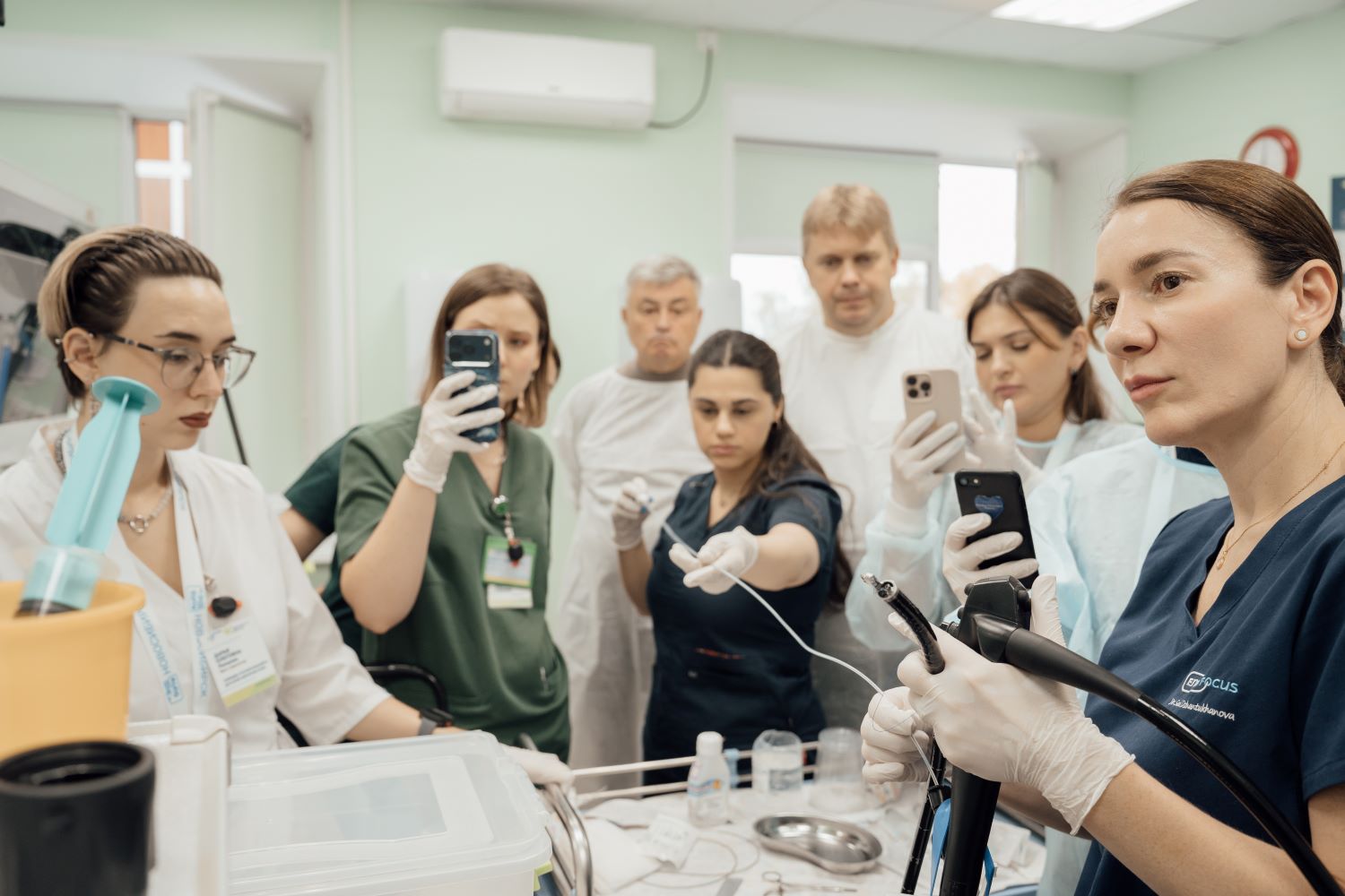 Работа экспертов в операционной